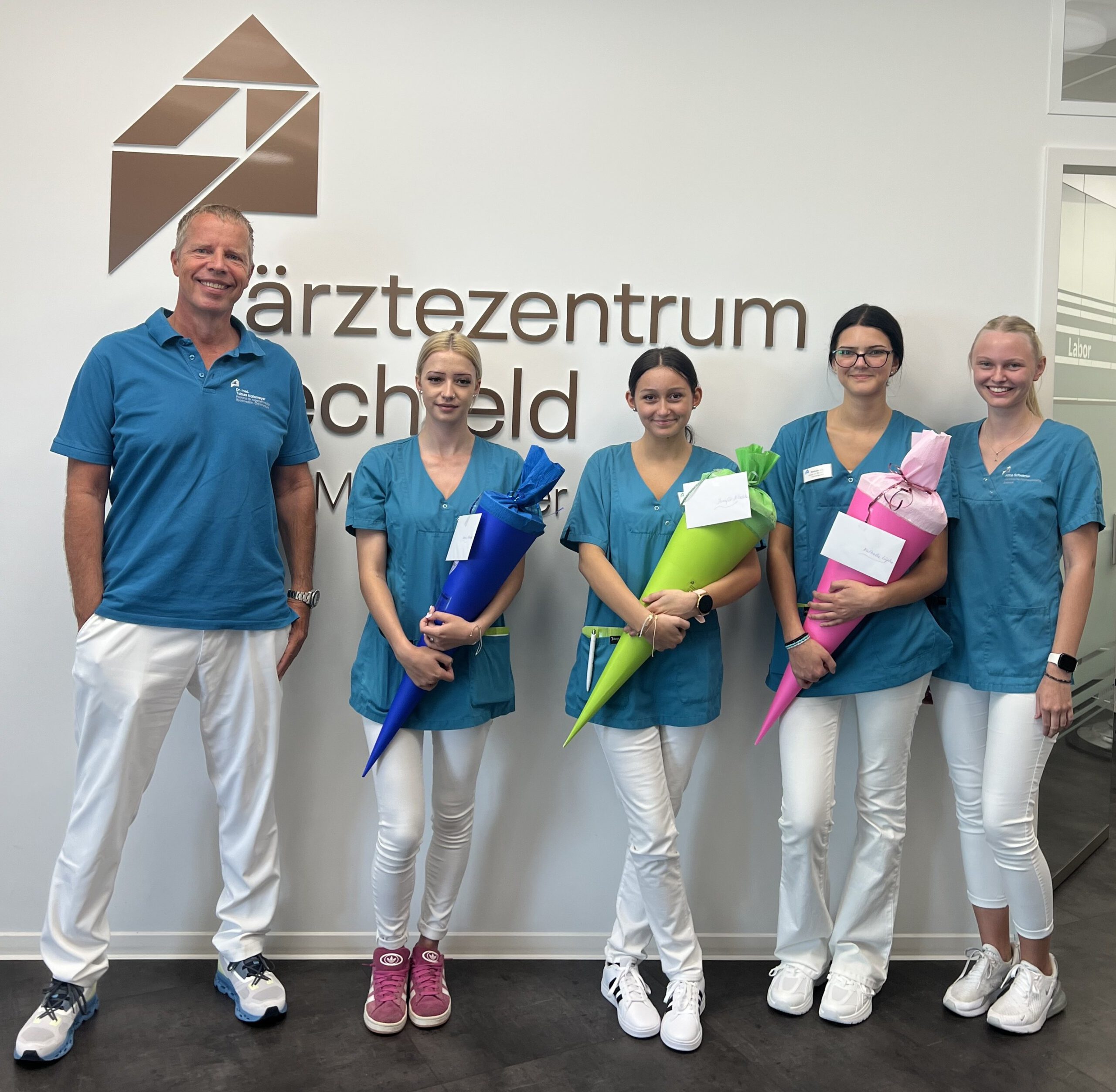 Dr. Mollemeyer, Leonie Baader, Jennifer Nitschke, Nathalia Lüpke, Anna Schnitzler (v.l.)