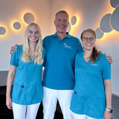 Der Leiter Dr. Mollemeyer mit seinen beiden Erstkräften